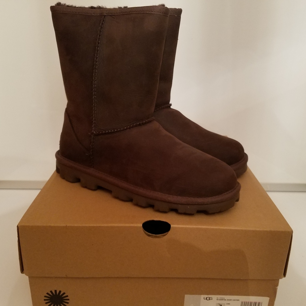 UGG Essential Short Leather (Suede)